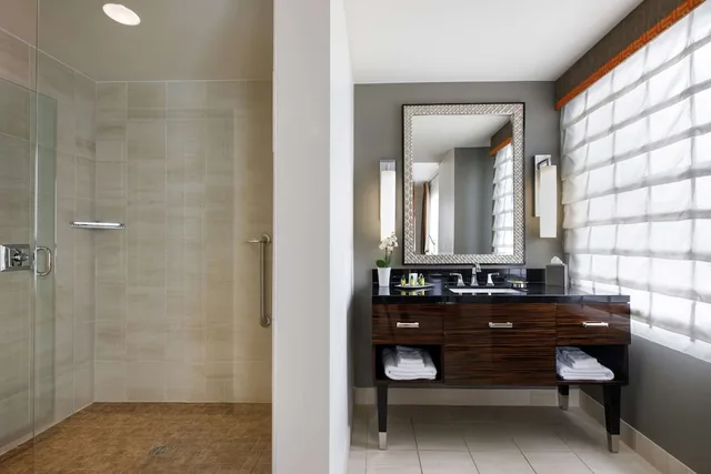 غرفة سوبيريور ركنية بسرير كينج، Colcord Hotel Oklahoma City, Curio Collection by Hilton 6/6