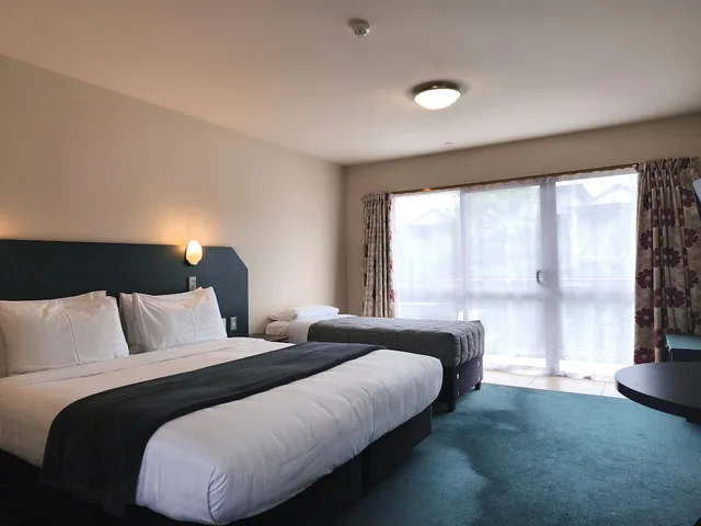 استوديو بسرير كينج وسرير فردي مفردة بسريرين منفصلين، Aspen Lodge Motel 3/10