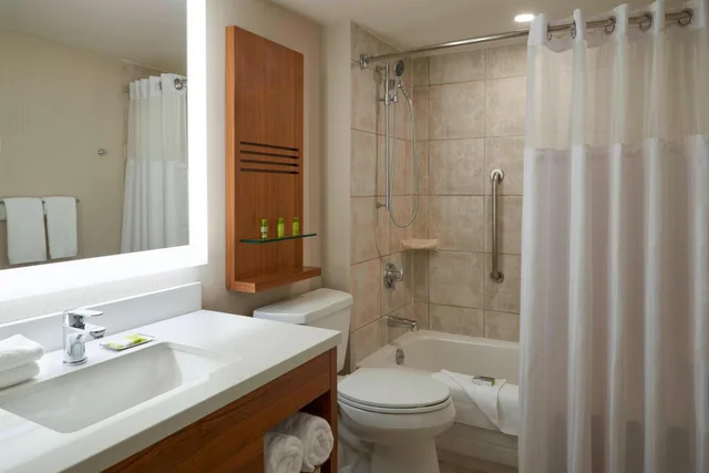 غرفة بسرير كينج وسرير كوين، Delta Hotels by Marriott Toronto Airport & Conference Centre 4/9