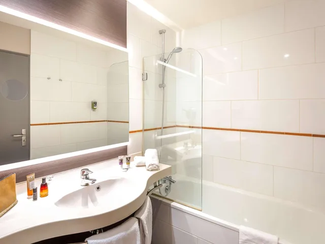 غرفة بريفيليج بسرير مزدوج بإطلالة على المسبح بشرفة، Mercure Cavaillon Portes Du Luberon 3/3