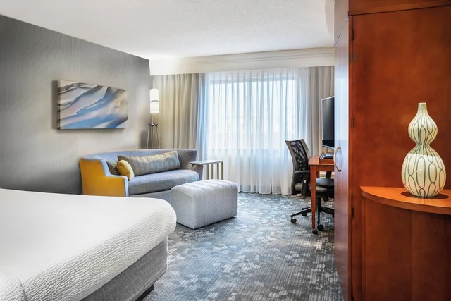 غرفة بسرير كينج لذوي الإعاقة، Courtyard Marriott Denton 2/3