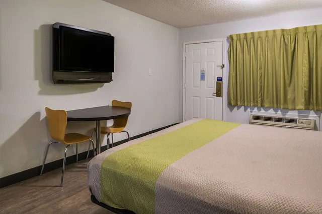 Deluxe, 2 Double Beds, Smoking, Motel6 Irving, TX - Loop 12 4/8