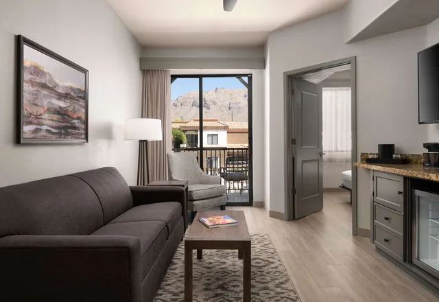 جناح بسرير كينج بإطلالة على المسبح بغرفتين، Embassy Suites Tucson Paloma Village 2/3