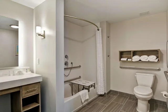جناح استوديو بسرير كينج مع أريكة لذوي الإعاقة، Homewood Suites by Hilton Hadley Amherst 2/4