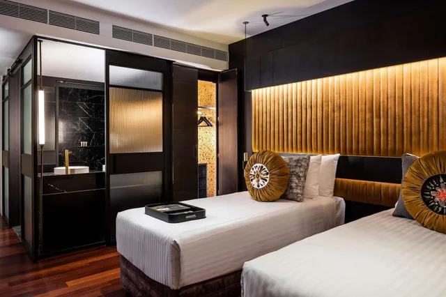 Qt, Twin Beds، QT Perth 1/2