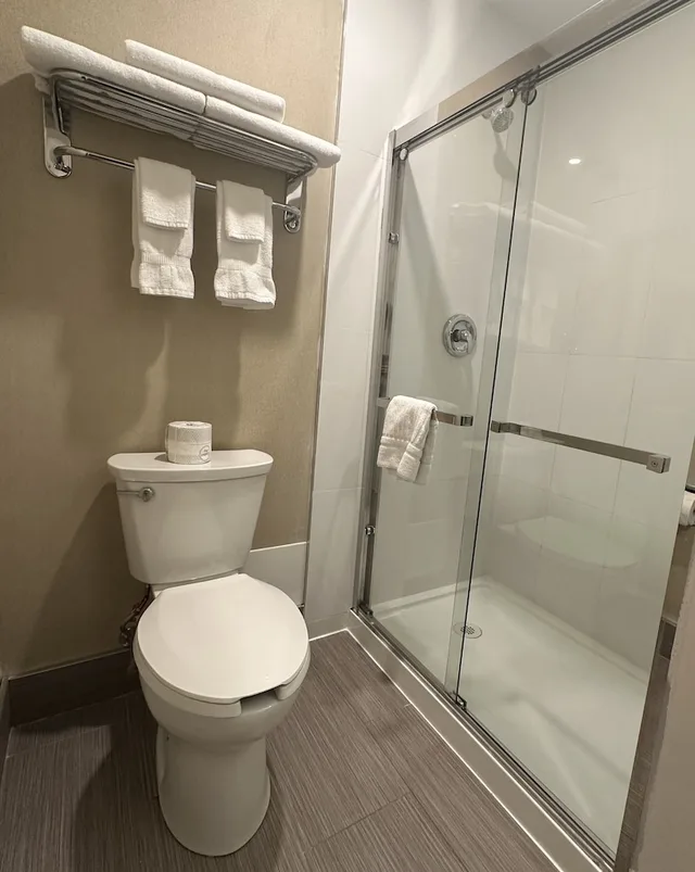 غرفة قياسية بسريرين كوين، Comfort Inn Port Hope 2/3