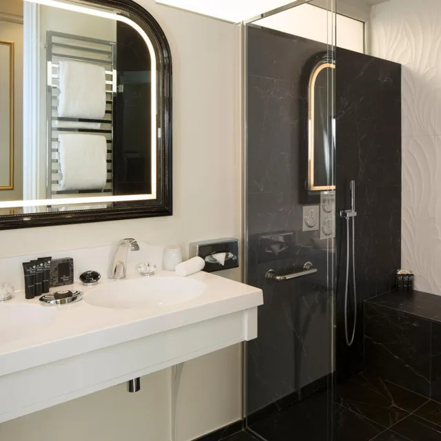 غرفة تنفيذية بسرير مزدوج بشرفة، Hotel Le Narcisse Blanc Spa 3/3