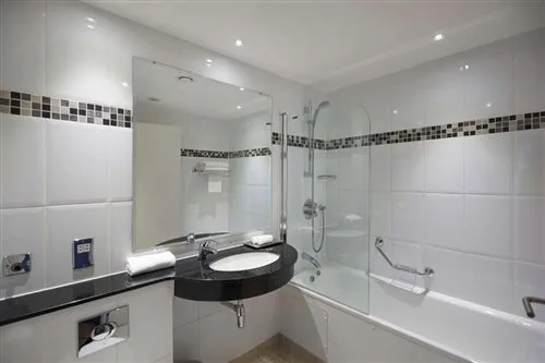 غرفة قياسية بسرير كينج، DOUBLETREE BY HILTON BRISTOL NORTH 1/1