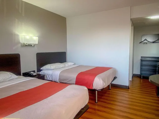 غرفة بسرير كينج، Motel6 Wichita, KS 1/2