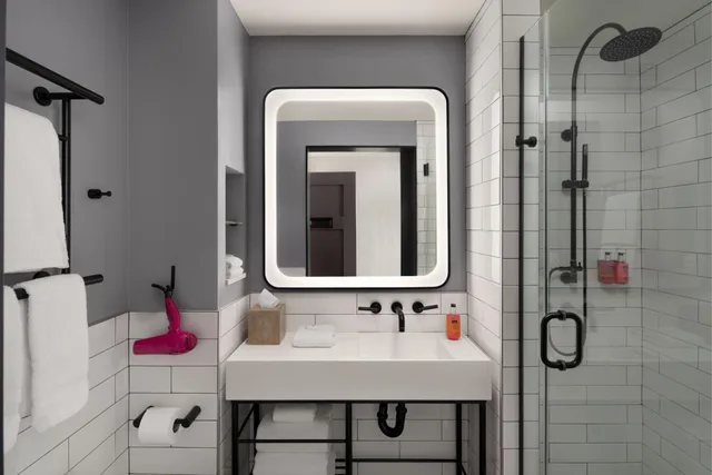 غرفة بسرير كوين بحوض استحمام لذوي الإعاقة، Moxy San Diego Downtown/Gaslamp Quarter 3/4