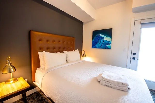 شقة بسرير كوين بغرفة نوم واحدة مع أريكة، Basecamp Resorts Revelstoke 1/2