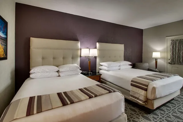 غرفة بسريرين كوين بشرفة في طابق مرتفع، Drury Inn and Suites Albuquerque North 1/7