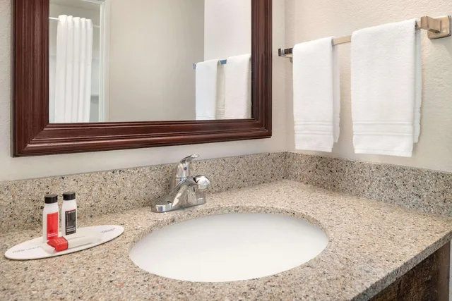 غرفة قياسية بسرير كوين لذوي الإعاقة، Baymont Inn and Suites by Wyndham Swanton/Toledo Airport 3/4