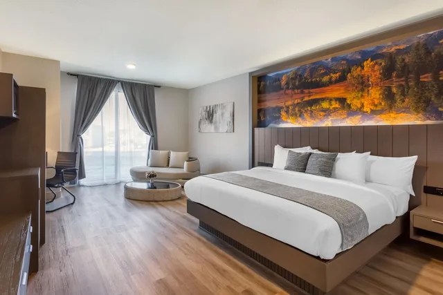 1 Bedroom, Suite, King Bed, Accessible, The Valor, Ascend Hotel Collection 1/3