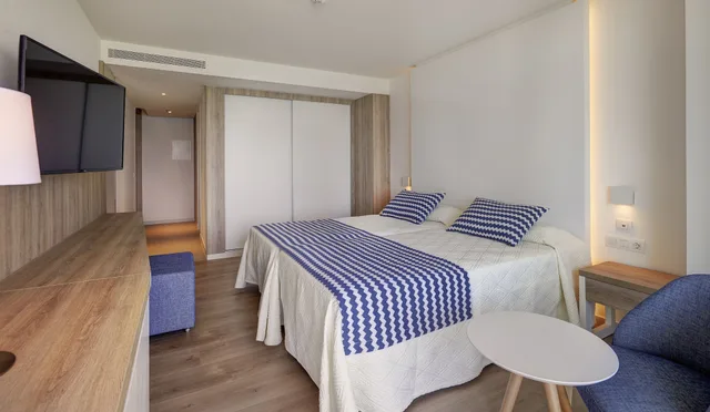 Room, Single, 3 Beds, Pool View, Balcony، Hipotels Bahia Cala Millor - Adults Only 1/2