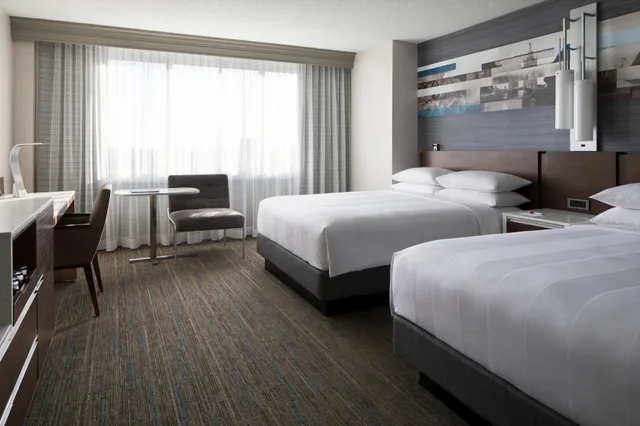 غرفة تنفيذية ركنية بسريرين كوين، Kansas City Marriott Country Club Plaza 2/8