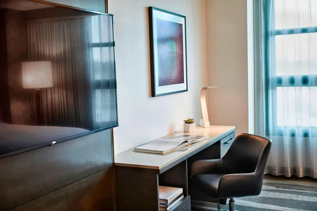غرفة بسريرين كوين، Renaissance Los Angeles Airport Hotel 1/7