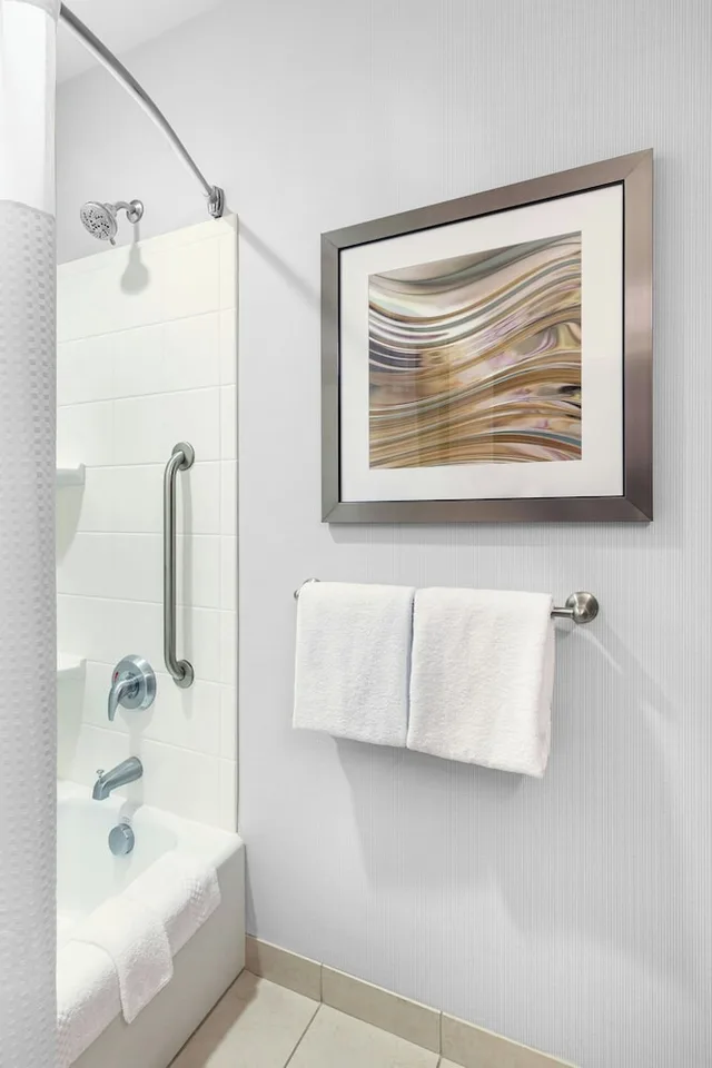 غرفة بسرير كينج مع أريكة، Courtyard by Marriott Bethlehem Lehigh Valley/I-78 8/8