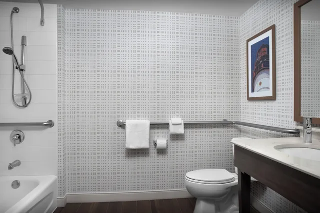 غرفة قياسية بسرير كينج مع أريكة لذوي الإعاقة، Hampton Inn Fort Lauderdale/Downtown Las Olas 6/10