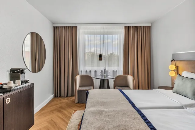 غرفة عائلية بسرير كينج مع أريكة، Leonardo Hotel Hannover Medical Park 9/10