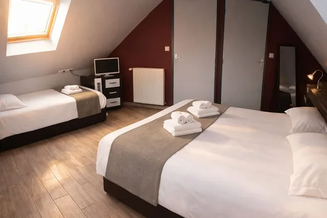 غرفة قياسية ثلاثية بثلاثة أسرّة، Hotel Les 13 Assiettes 3/10