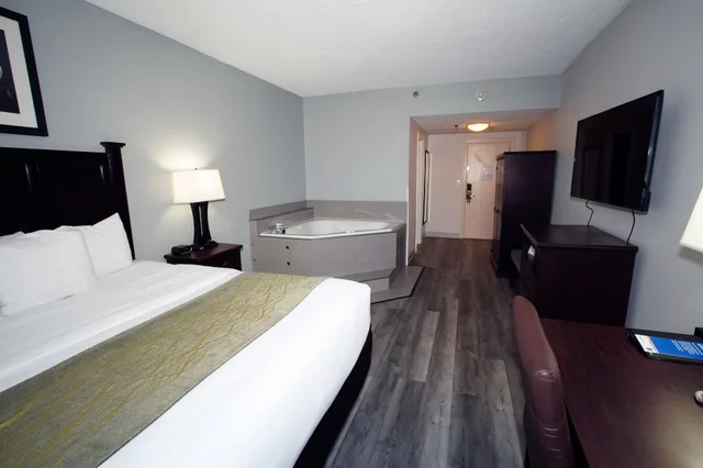 غرفة قياسية بسرير كينج بحوض جاكوزي، Best Western Paramus Hotel & Suites 2/10