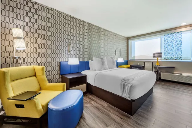 غرفة سيغنتشر بسرير كينج، Glo Best Western Dawley Farms In Sioux Falls 1/6