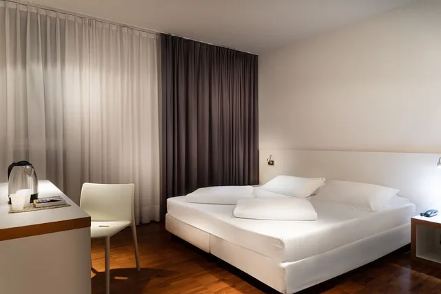 غرفة ثلاثية بسريرين منفصلين مع أريكة في الملحق، Astoria Park Hotel 1/3