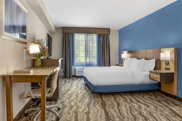 غرفة بسرير كينج، Best Western Plus River Escape Inn & Suites 3/4