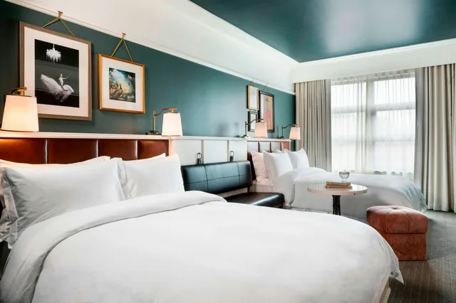 غرفة بسرير كوين، PERRY LANE HOTEL, A LUXURY COLLECTION HOTEL, SAVANNAH 2/4
