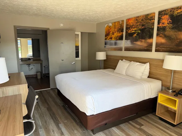جناح بسرير كينج بحوض جاكوزي، Days Inn by Wyndham Cookeville 1/4