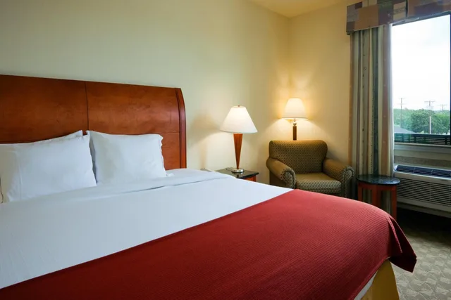 جناح بسرير كينج مع أريكة، Holiday Inn Express Hotel Suites Fairfield North 1/5