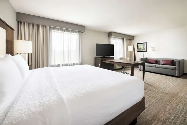 جناح استوديو بسرير كينج بإطلالة على النهر بشرفة مع أريكة، Hampton Inn & Suites Napa 1/10