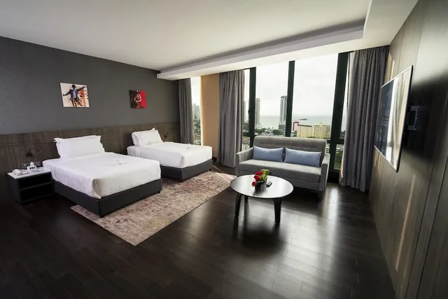 غرفة بريميير بسريرين منفصلين وسرير كينج بحوض استحمام، JAZZ HOTEL PENANG 1/1