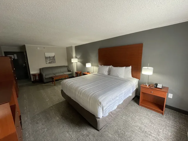 غرفة قياسية بسرير كينج مع أريكة، Best Western Lexington Inn 2/4