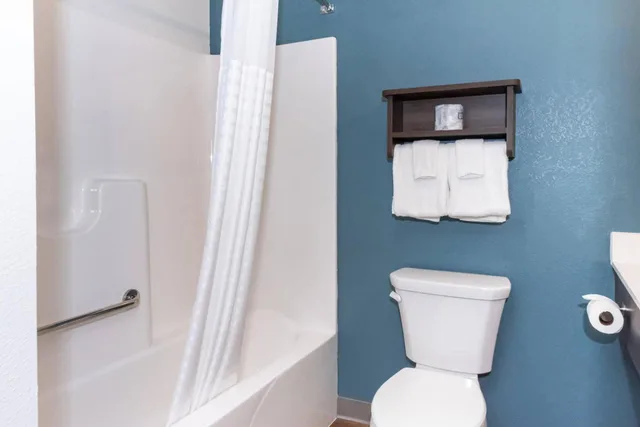 غرفة بسرير كوين، WoodSpring Suites Buford near Mall of Georgia-Lake Lanier 6/6