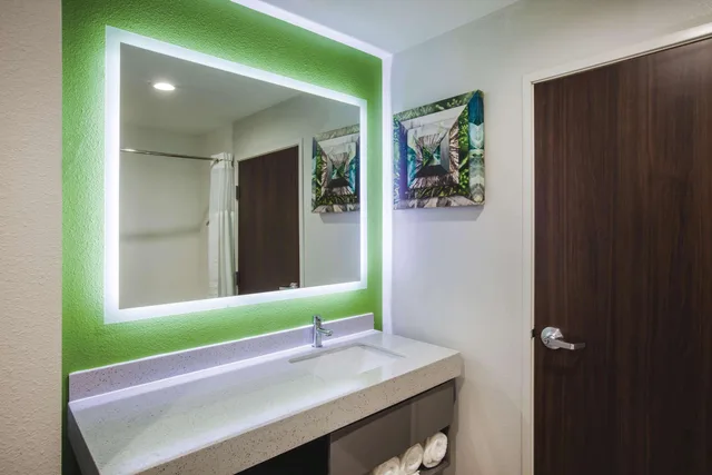 جناح عائلي ديلوكس بسرير كينج، La Quinta Inn Suites By Wyndham Owasso 1/2