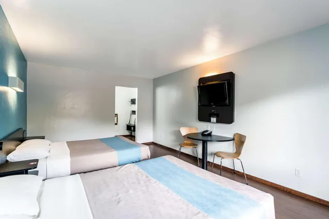 2 Queen Beds - Non-Smoking, Mini Fridge، Motel6 Missoula MT - University 3/10