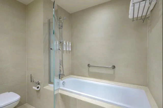 شقة كبيرة بسرير كينج وسريرين كينج بإطلالة على المدينة بغرفتي نوم، Le Meridien City Center Doha 6/7