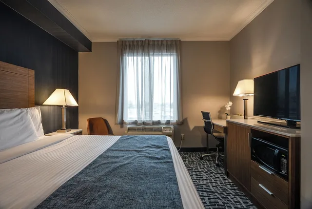 غرفة قياسية بسرير كينج، Monte Carlo Inn Toronto West Suites 4/8