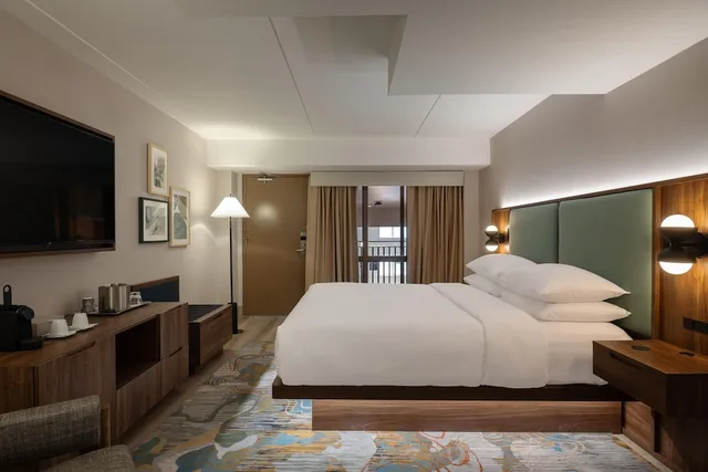 Room, King Bed, Pool Side, Direct Pool Access، Hilton Winnipeg Airport Suites 1/7