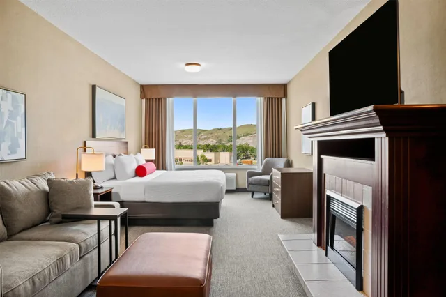 Superior, King Bed, Ramada By Wyndham Drumheller Hotel & Suites 2/3