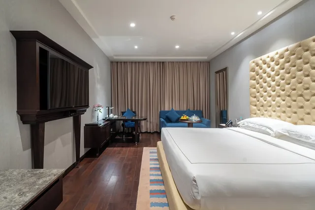 غرفة بريميوم بسرير كينج، TAJ DECCAN 2/10