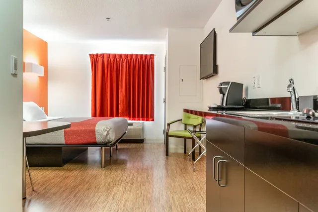 غرفة ديلوكس بسرير كينج بمطبخ صغير، Motel6 Headingley, MB - Winnipeg West 6/10