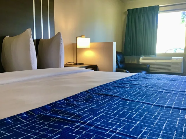 Efficiency, Queen Bed، Travelodge Inn & Suites by Wyndham Missoula University Park 3/4