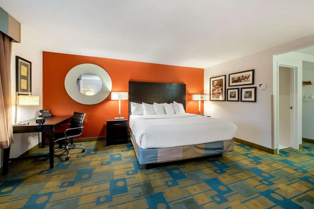 جناح ديلوكس بسرير كينج، La Quinta Inn And Suites By Wyndham Mansfield Oh 3/9