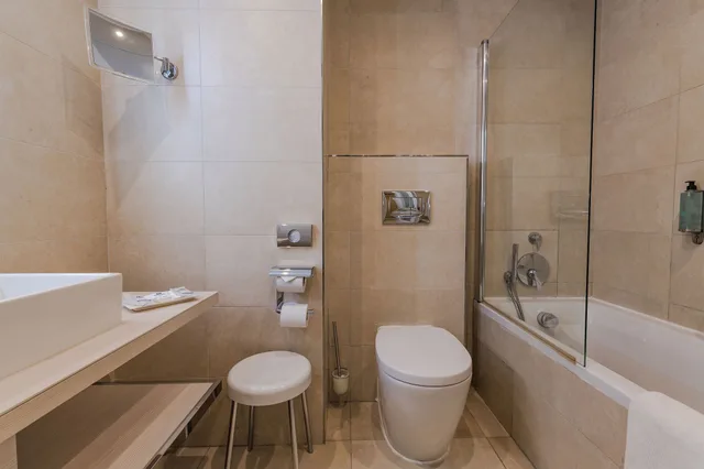 جناح جونيور ديلوكس بسرير مزدوج مع أريكة بجاكوزي، Maritim Antonine Hotel and Spa Malta 4/4