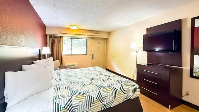 Deluxe, King Bed, Motel 6 Atlanta Smyrna / Ballpark 7/10