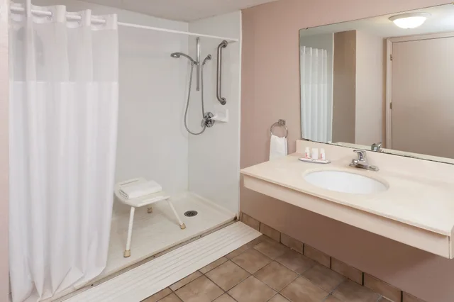 غرفة بسرير كينج لذوي الإعاقة، Days Inn and Suites By Wyndham Kokomo 5/5