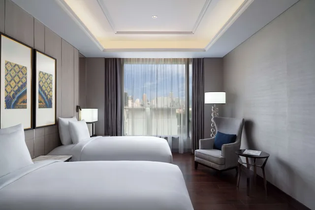 جناح غراند بسرير كينج بشرفة مع دخول الصالة، Sindhorn Kempinski Hotel Bangkok 1/8